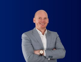 Marcel_Strabbing_Staand_Blauw_HF